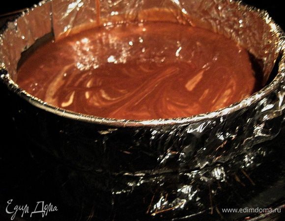 Выпекаем этот десерт на «водяной бане», т.е. в большую форму ставим форму с тестом и заполняем кипятком немного выше половины формы с тестом. Это делаем для того, чтобы не перегреть тесто и в итоге получить десерт с кремовой структурой, а не крупинчатой. Ставим в разогретую духовку до 175гр. Выпекаем 70мин. Затем остуживаем 30мин. при приоткрытой дверце духовки. 