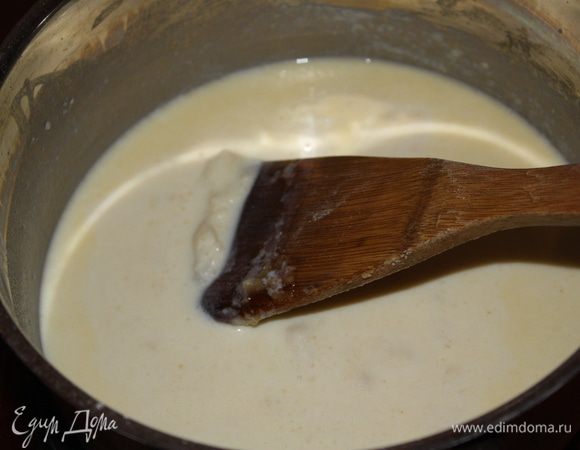 Вливаем молоко,постоянно помешивая,все комочки можно "разбить" венчиком. Получается подобие соуса Бешамель.