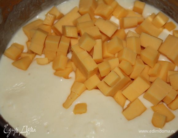 Как только молоко закипит, сразу же добавляем сыр.