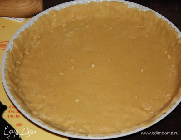 Теперь тесто. Немного отпываем для украшения.Можно сделать сеточку,листочки,Я решила сделать просто двойной ободок,стилизовав пирог под деревенский.Раскатываем тесто аккуратно и на скалке переносим в форму.У меня форма для кростаты на 28 см,смазанная маслом. Можете использовать любую.