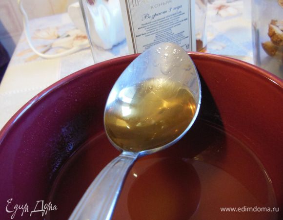 Для сиропа: разбавить сахар в теплой воде, добавить коньяк и отставить в сторону. 