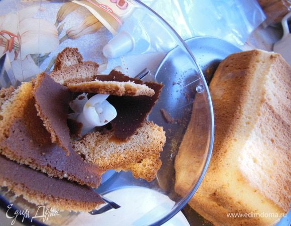 Срезать с бисквита уголки, придавая ему нужную форму. 