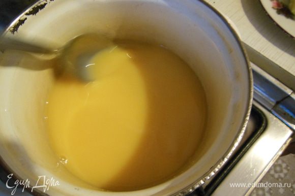 Делаем крем. Как снять пленку с желтков: положите желток в ладонь, сделайте в нем маленькую дырочку ножом, выпустите содержимое в миску, оставив пленку в руке. Далее смешать желтки в кастрюльке с молоком, добавить сахар, поставить на медленный огонь. Постепенно нагреть. Довести до кипения, дождаться крупных пузырей (минут 5) и снять с огня. На огне остоянно мешать! Накрыть пленкой и отставить. Внизу к рецепту добавляю фото как выглядит смесь.