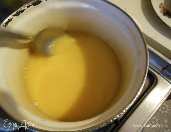 Делаем крем. Как снять пленку с желтков: положите желток в ладонь, сделайте в нем маленькую дырочку ножом, выпустите содержимое в миску, оставив пленку в руке. Далее смешать желтки в кастрюльке с молоком, добавить сахар, поставить на медленный огонь. Постепенно нагреть. Довести до кипения, дождаться крупных пузырей (минут 5) и снять с огня. На огне остоянно мешать! Накрыть пленкой и отставить. Внизу к рецепту добавляю фото как выглядит смесь.