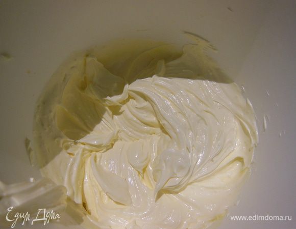 Масло взбить с ванильным сахаром почти добела.