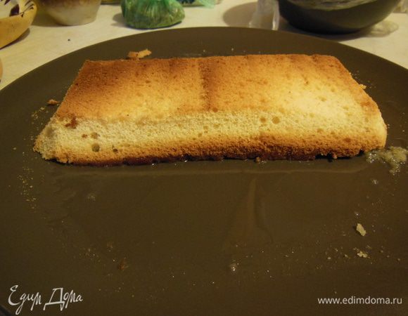 Разреть бисквит на три пласта. Начинать пропитку сахарным сиропом. Мне нравится делать так как на фото. Потом остатками сиропа ложкой допропитываю то, что осталось сухим. Если любите очень "мокрые" торты, то лучше сделать еще одну порцию сиропа.