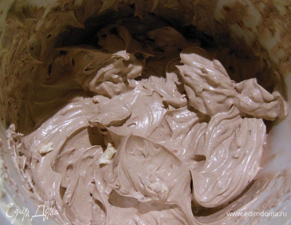 Разделить крем на две части. В одну добавить какао.