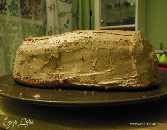 Собрать торт и обмазать шоколадным кремом бока и верхушку.