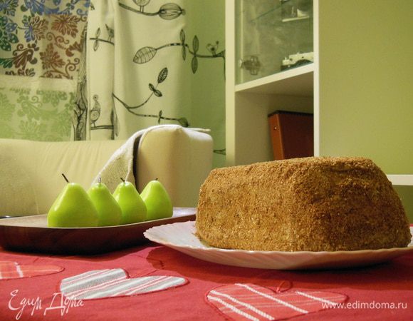 Обсыпать бока и верх крошкой. 