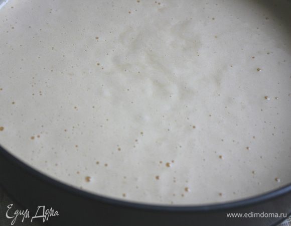 Форма разъемная 26-27 см, низ прокладываем бумагой для выпечки. Духовку разогреваем до180 град.
Яйца взбиваем с сахаром до густой белой массы. Муку просеиваем, добавляем соль, соду, перемешиваем. В несколько приемов вводим во взбитые желтки. Масло и молоко доводим почти до кипения.  Две столовые ложки смеси желтково-мучной смеси вводим в горячее молоко с маслом, размешиваем до однородности.
Понемножку вливаем в желтково-мучную смесь. Мешаем аккуратно снизу наверх. Выливаем в форму. Крутанем раза два форму, чтобы бисквит после выпечки был ровным.

