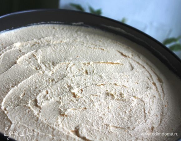 Приготавливаем творожную начинку. Творог протрем через сито, добавим ванилин.   Желтки взобьем с сахаром. Добавим к творогу.  Аккуратно перемешаем и равномерно выкладываем на бисквит. Выпекаем еще 20 мин.
Если у вас духовка снизу горит, лучше уже поставить блюдо с кипятком на дно.

