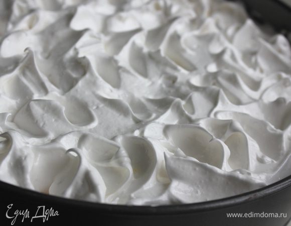 Белки взбиваем до мягких пиков, начинаем по чайной ложке добавлять сахар, пока он не закончится. Взбиваем еще немного до полного растворения сахара.

Выкладываем взбитые белки поверх творога и ложкой делаем рисунок. Духовку убавляем до 120 град. Ставим выпекаться еще на 15 мин., пока белки слегка зарумянятся. Выключаем и оставляем еще мин. на 15.

