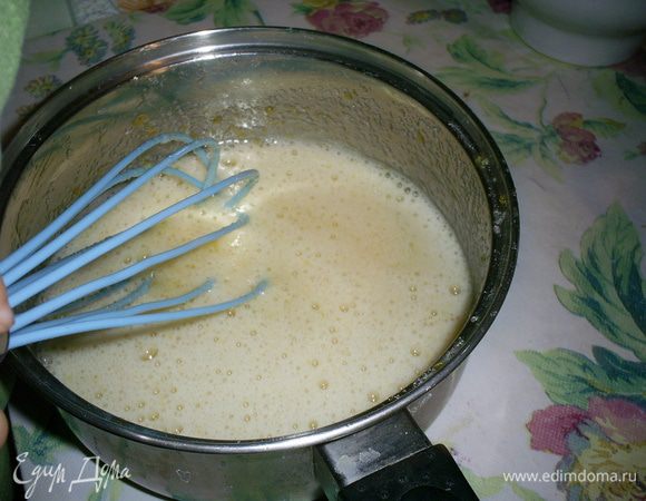 Взбиваем яйца с сахаром, солью и ванилином.