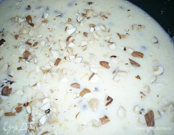 Выливаем тесто в форму, смазанную маслом и посыпанную манкой. Посыпаем сверху орехами (по желанию). Выпекаем при 170 градусах примерно 40-45 минут или в мультиварке (программа Выпечка,у меня 45 минут).