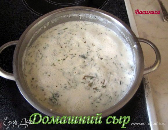 В кастрюльку налить молоко. положить творог.Добавить чуть взбитое яйцо, проварить мин 10 на медленном огне. постоянно помешивая. Добавить зелень. соль. У меня сегодня свежий укроп и соленая смесь. которую я на зиму готовила. в ней кинза. петрушка. корень пастернака. Добавила сухой паприки. капельку сока граната... Не знаю зачем.. просто так захотелось.Теперь всю смесь выливаем в друшлак с марлей. сложенной в несколько слоев. Даем стечь сыворотке. Это займет примерно час. Сыворотку не выкидываем. Будем печь из нее хлеб.