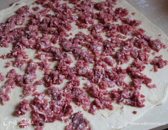 Выложите сверху фарш.