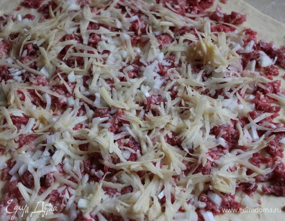 Следом тертый картофель. Посолите.