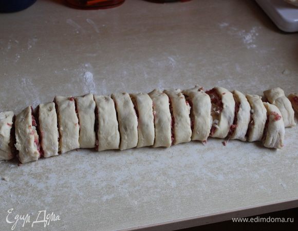 Нарежьте на шайбы 1 см толщиной.