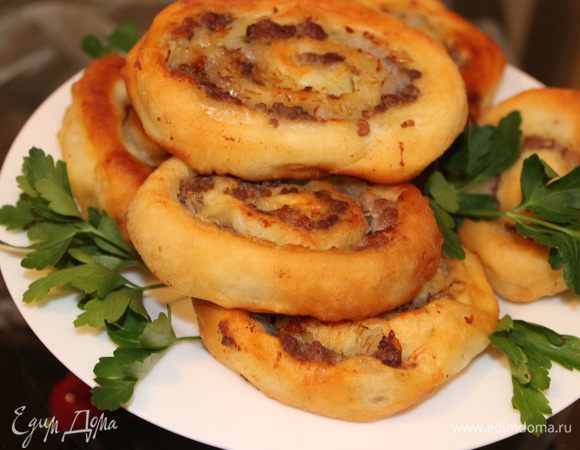 Обжарьте на сковороде со всех сторон.