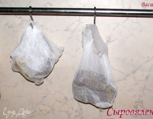 
Мясо разложить по тарелке на расстоянии друг от друга и поместить в холодильник на 3 суток (два раза в день переворачивать)
Затем каждый кусок завернуть в марлю и подвесить дома. Держать 5-7 суток. Зависит от температуры и желаемой степени просушки. Дольше не советую — будет жесткое и сухое.

Готовое вяленое мясо положить прямо в марле в пакет. Хранить в холодильнике до 2 месяцев, в заморозке — до шести.
