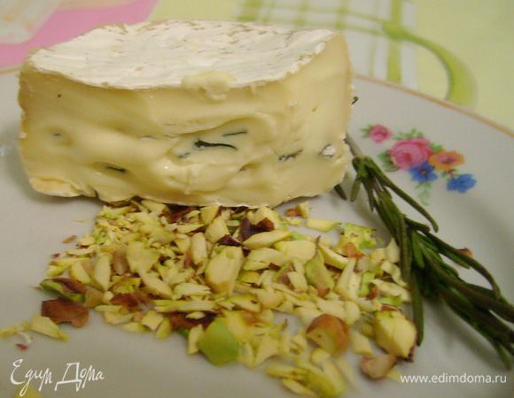 Мелко порезать фисташки и розмарин, руками покрошить сыр. 