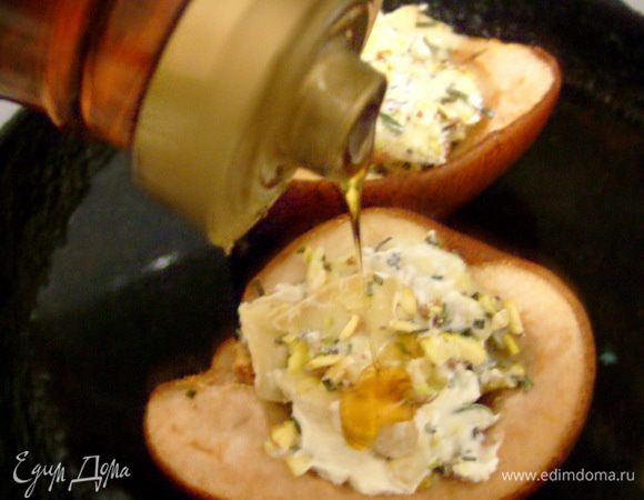 Груши достать из духовки, начинить сырной смесью, полить кленовым сиропом или жидким медом и еще запекать 5-10 мин. (пока сыр не расплавится).