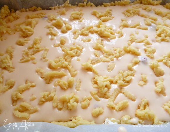 Затем распределяем творожную смесь.Достаем из морозилки маленькую часть теста и натираем на терке,распределяем по творожному слою.Так поверхность пирога не будет давать трещины.Выпекаем пирог при 170 градусах 40-45 минут,до золотистого цвета.Творожный слой должен схватиться.Затем выключаем духовку и оставляем пирог при закрытой дверке на 10 минут и потом еще на 10 минут с приоткрытой дверкой духовки.Достаем,накрываем полотенечком и даем остыть.Творожный слой может немного осесть при остывании.Приятного аппетита!