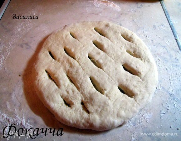 Формируем фокаччу, надрезаем, посыпаем сухим розмарином, но у меня сегодня был только свежий. Даем подняться и выпекаем минут 20 при температуре 220гр. Сбрызгиваем оливковым маслом.