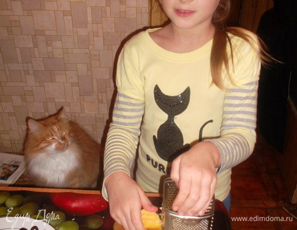 Сыр натираем на крупной терке...