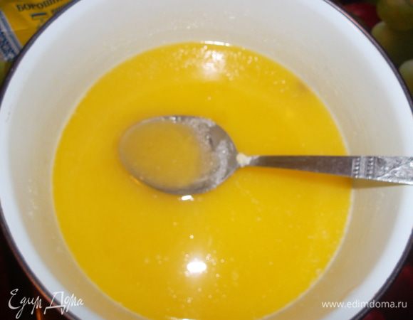 Добавить сахар, яйца и тщательно перемешать