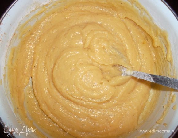 Добавить муку, соду и корицу и замесить тесто консистенции густой сметаны