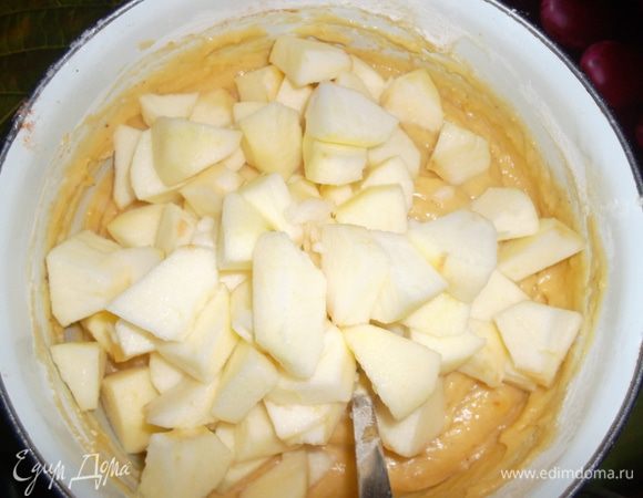 Яблоки очистить и нарезать кубиками. Добавить в тесто