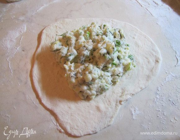 Дрожжи как вы уже знаете я всегда "завожу" для этого берем дрожжи. добавляем соль. сахар. немножко водички и муки. перемешиваем и оставляем мин на 15-20. пока не поднимется шапочка. Затем берем оставшиеся ингредиенты. замешиваем тесто и даем ему подняться. часа на 2.

Тем временем чистим. отвариваем картофель. разминаем. добавляем сливочное масло, сметану. размятый сыр. мелко порубленную зелень.Конечно по идее нужно бы взять осетинский сыр. Но что то я его не встречала в продаже. Поэтому и заменила его адыгейским и брынзой.

Теперь формируем сами пироги. Это в принципе самое сложное.Хотя у меня они легко раскатываются. Готовое тесто делим на 3 части. Разминаем рукой или раскатываем. В середину кладем начинку.