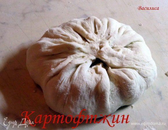 Теперь пальцами и ладонями разминаем пирог