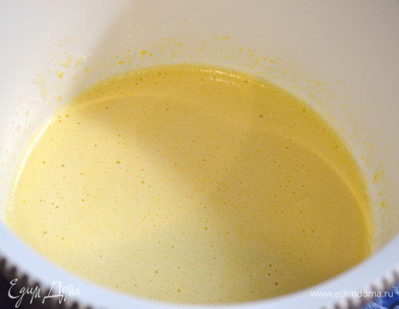 Яйца, сахар, соль, ванилин взбить.