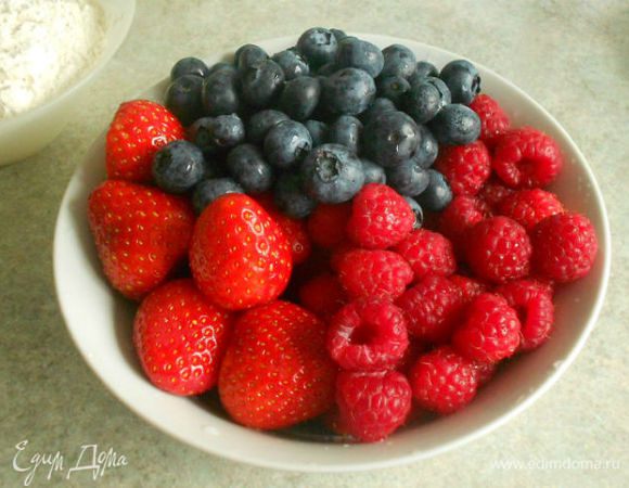 Свежие ягоды промыть, у клубники срезать листочки, сложить в миску и смешать с сахарной пудрой и лимонным соком. Отставить ягоды до готовности блинчиков. 