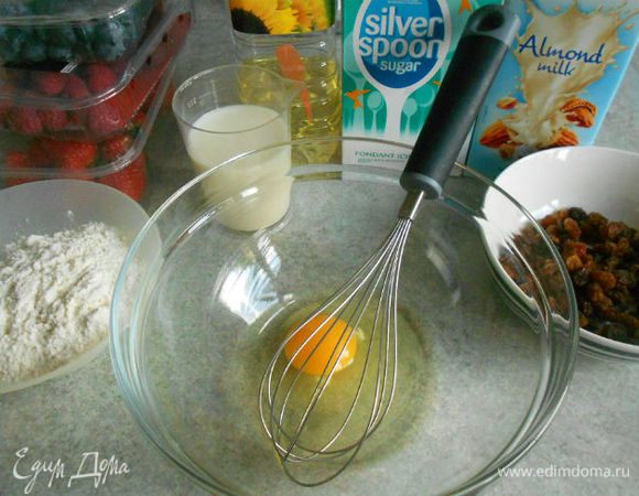 В большой миске взбить яйцо, налить туда же миндальное молоко. У меня он из магазина.