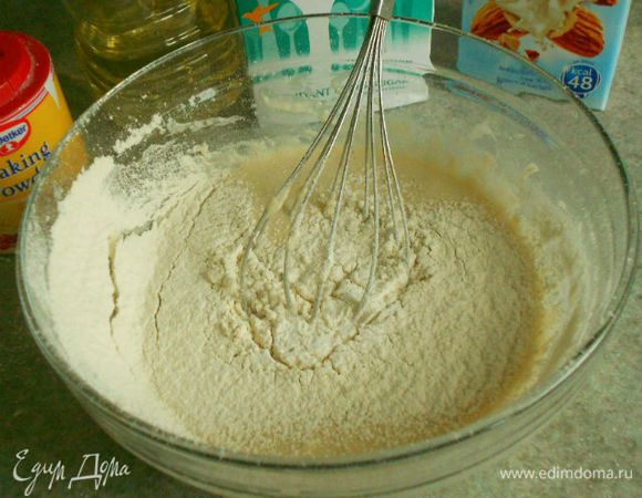  Просеять в миску  муку, разрыхлитель и сахарную пудру, 