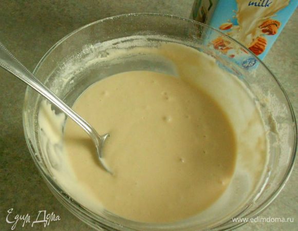 ...хорошо взбить венчиком и добавить тёртый миндаль и растительное масло, а затем вмешать в тесто изюм. Я по просьбе дочки первые жарила без него, а вот на аве уже с изюмом, но сфотографировать в процессе забыла...)))