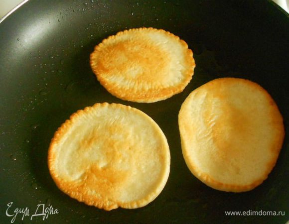 Разогреть сковороду с 1 ч. л. растительного масла и большой сервировочной ложкой выкладывать тесто, формируя небольшие круглые блинчики. Жарить до золотистого цвета с двух сторон.