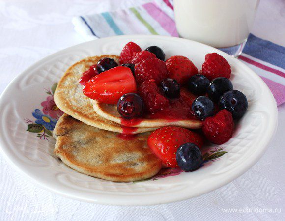 При подаче выложить ягодную смесь поверх блинчиков, слегка посыпать сахарной пудрой.