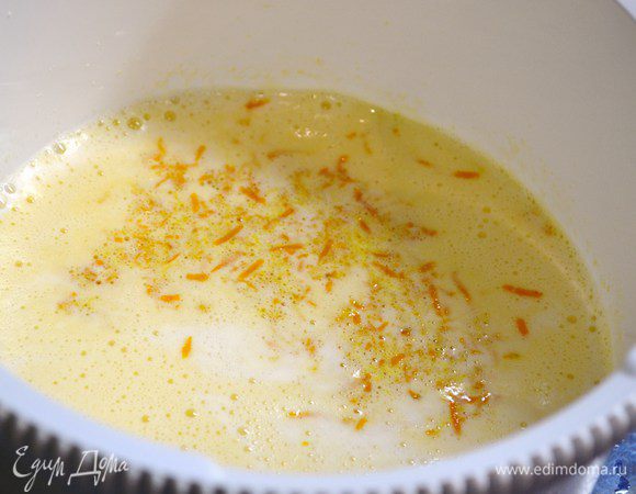 Добавить молоко и цедру апельсина.