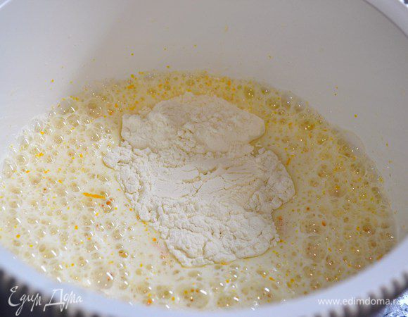 Небольшими порциями всыпать муку. Взбить, чтобы не было комочков.