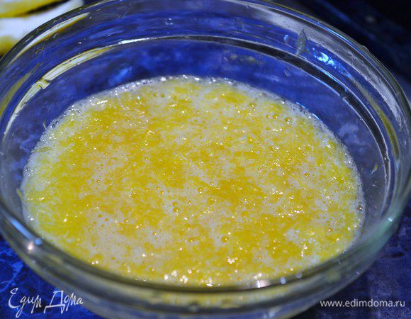 Для соуса измельчить апельсины в блендере, чтобы получился сок с мякотью.