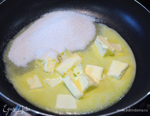 На сковороде растопить сливочное масло с сахаром. Мешать пока масса немного не потемнеет.