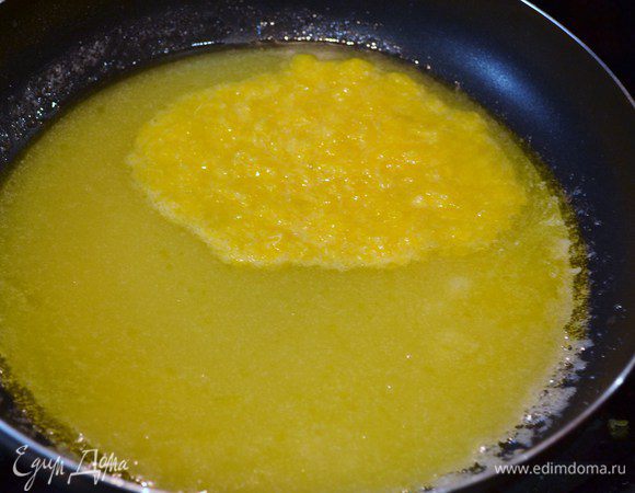 Добавить апельсинов сок и мякоть. Перемешать. Проварить так мин 7, помешивая на маленьком огне. Выключить огонь.