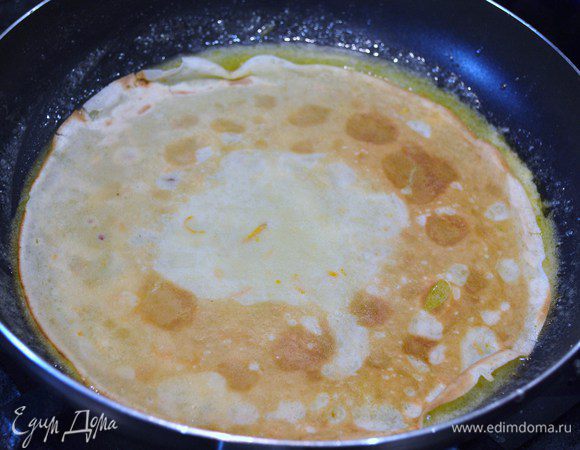 Блинчик сразу укладываем в этот соус.