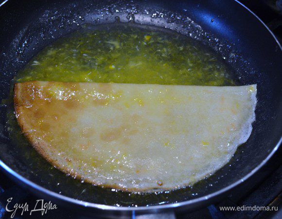 Завернуть блинчик пополам.