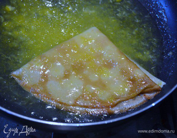 Затем снова пополам.  Тоже самое проделать с остальными блинами.