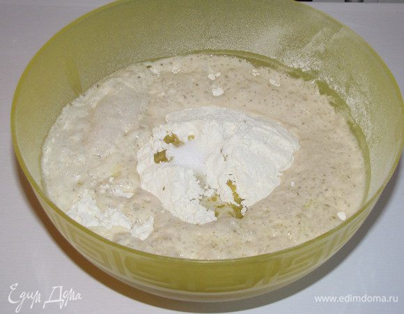 Для теста смешать дрожжи и сахар с одним стаканом теплой воды. Оставить на 10 минут. Затем влить дрожжевой раствор в миску с просеянной мукой, добавить соль и масло, замесить однородное тесто. Накрыть и дать постоять ему 30 минут при комнатной температуре.